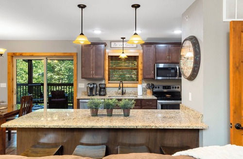 Reeds Spring House | Close to Outdoor Pool, Jetted Tub, Rustic Lodge!