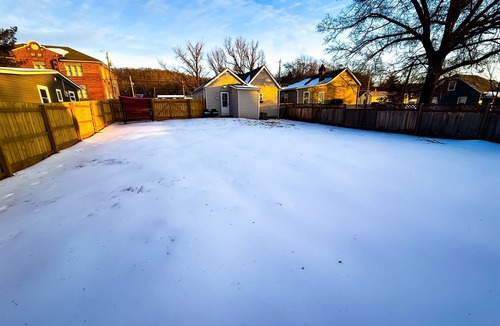 Pacific House | Close to Purina - Fully Fenced - No Cleaning Fee