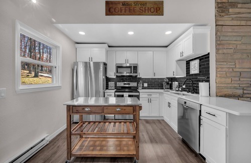 Charter Hills Cabin | Close to Slopes | Hot Tub | Modern | Deers Visit