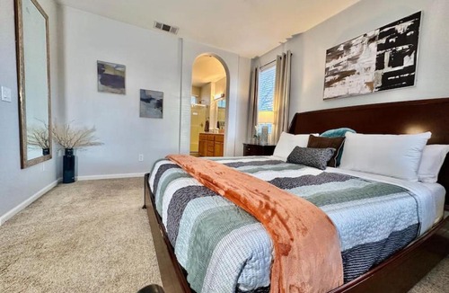 North Natomas House | Close to SMF-Comfortable King Mattress-Garage Park