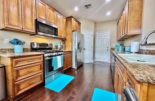 North Natomas House | Close to SMF-Comfortable King Mattress-Garage Park