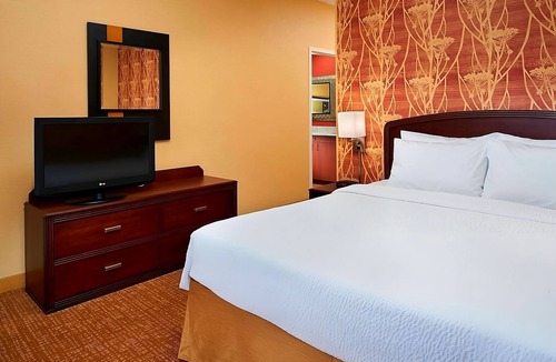West Dundee Resort | Close to Spring Hill Mall! Indoor Pool, FREE Parking, Pet-Friendly Property!