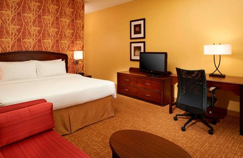 West Dundee Resort | Close to Spring Hill Mall! Indoor Pool, FREE Parking, Pet-Friendly Property!