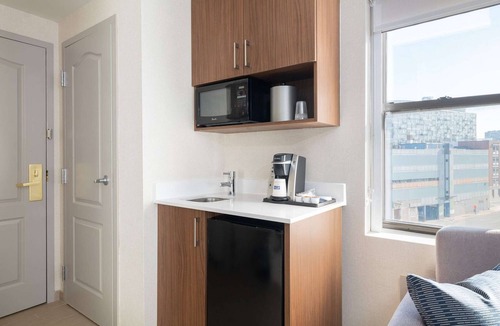 East Cambridge Hotel | Close to TD Garden | Free Breakfast & Wi-Fi