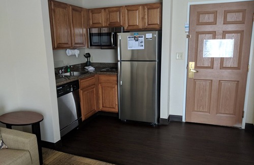 East Paris Condo | Close to the Airport! | Seasonal Outdoor Pool + Hot Tub + Free Breakfast