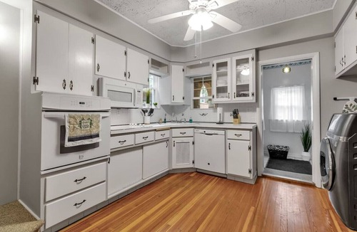 Downtown Niagara Falls House | *Close to the Falls*Big Historic Home*A/C*Parking*