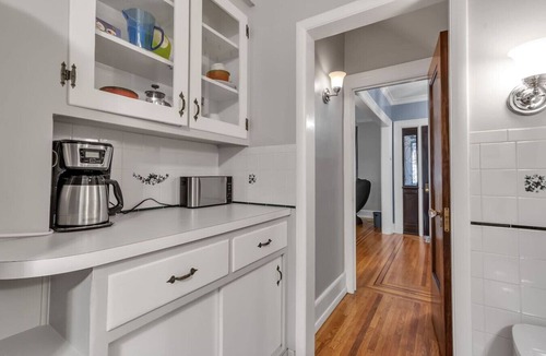 Downtown Niagara Falls House | *Close to the Falls*Big Historic Home*A/C*Parking*