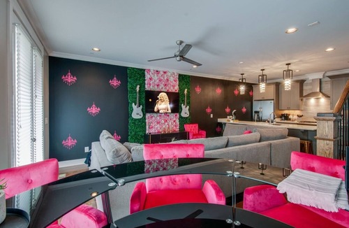 Eighth Avenue House | Close to the Gulch - Book Today