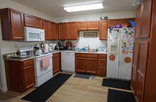 Sunrise Manor House | Close to the strip