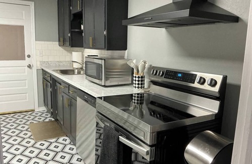 Midwest City House | Close to Tinker AFB 2 Bed 2 Bath-Modern Nest, Modern Nest-Contemporary 2 Bedroom