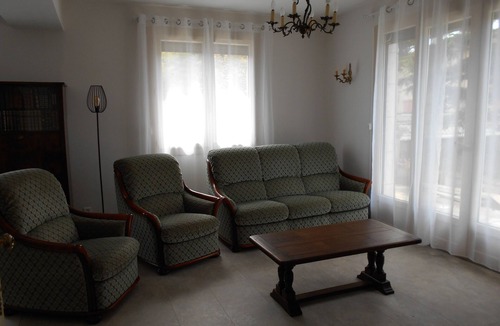 Revel House | Close to town center, many shops within walking distance