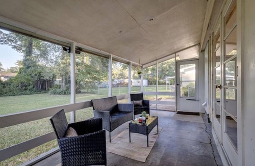Monroe House | Close to ULM & Meta, Pet Friendly, Fiber Internet, Carport!