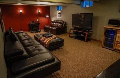 Missoula Apartment | Close to UM & Downtown. Refurbished 1350 sq ft w/Gym, Laundry, Kitchen, Patio.