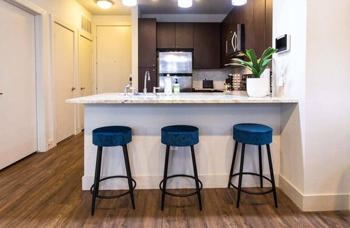Knox - Henderson Apartment | Close to Uptown|Fast WiFi|King Bed|Walkable