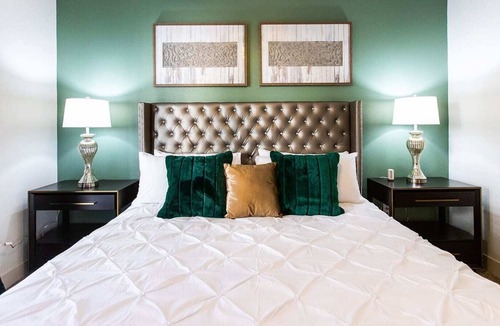 Knox - Henderson Apartment | Close to Uptown|Fast WiFi|King Bed|Walkable