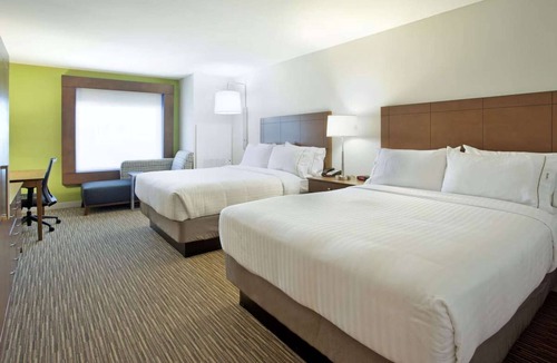 Red River Cultural District Hotel | Close to UT Austin + Pool. Bar. Free Breakfast.