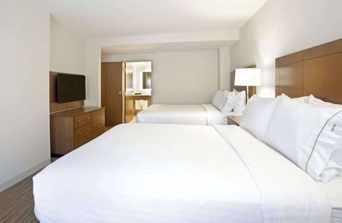 Red River Cultural District Hotel | Close to UT Austin + Pool. Bar. Free Breakfast.