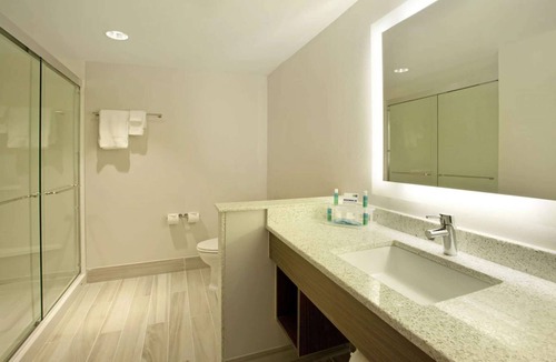 Red River Cultural District Hotel | Close to UT Austin + Pool. Bar. Free Breakfast.