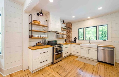 Flat Rock House | Close to vineyards, hiking and fine dining! Sleeps 14!