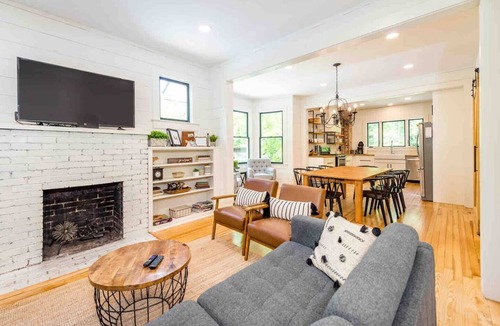 Flat Rock House | Close to vineyards, hiking and fine dining! Sleeps 14!