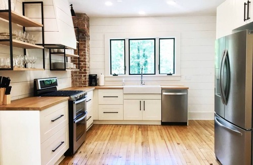 Flat Rock House | Close to vineyards, hiking and fine dining! Sleeps 14!