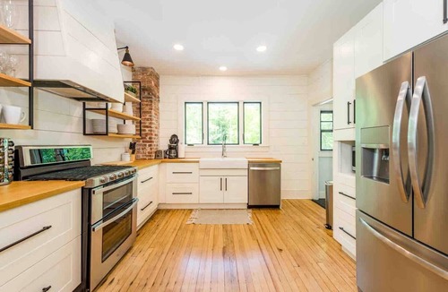 Flat Rock House | Close to vineyards, hiking and fine dining! Sleeps 14!