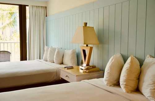 Waikiki Hotel | Close to Waikiki Beach + Infinity Pool. Sauna. Bar