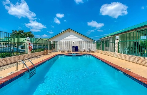 Sweet Home Hotel | Close to Yoakum Bulldog Stadium! FREE Parking and Breakfast, Onsite Pool!