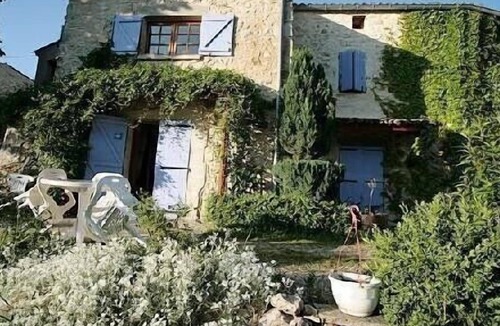 Chateauneuf-Miravail Apartment | Closes the skylight lavender --------------------------------------------- -----