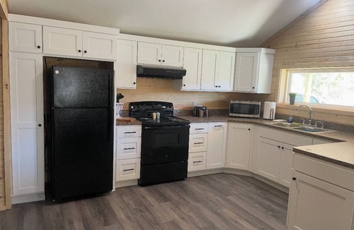Elkins Cabin | Closest rental to the trailhead. Access the trails across the road from cabin.