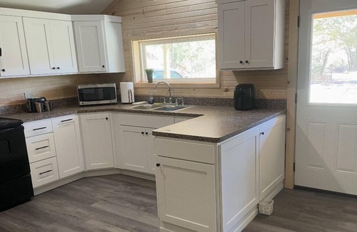 Elkins Cabin | Closest rental to the trailhead. Access the trails across the road from cabin.
