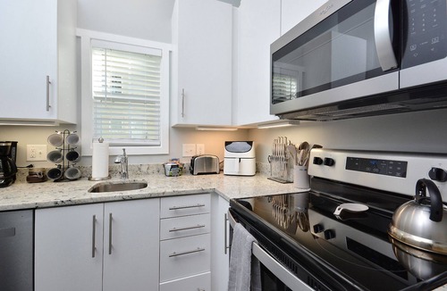 Elon College House | Closest VRBO to Campus, Walk to Everything, Bright 2 bd bELONg Home