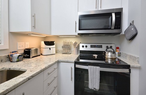 Elon College House | Closest VRBO to Campus, Walk to Everything, Bright 2 bd bELONg Home