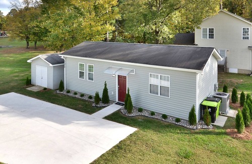 Elon College House | Closest VRBO to Campus, Walk to Everything, Bright 2 bd bELONg Home