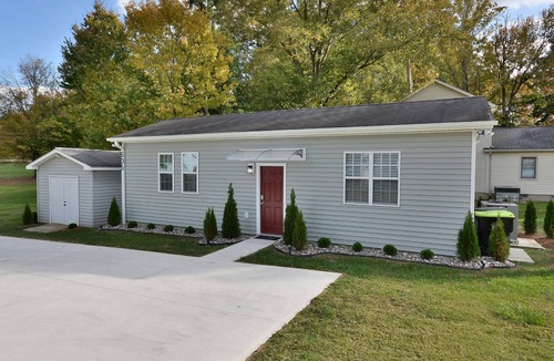 Elon College House | Closest VRBO to Campus, Walk to Everything, Bright 2 bd bELONg Home