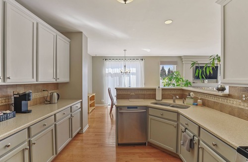West Chicago House | Cloud 9 : 5 BR + Fully Fenced with kids toys!