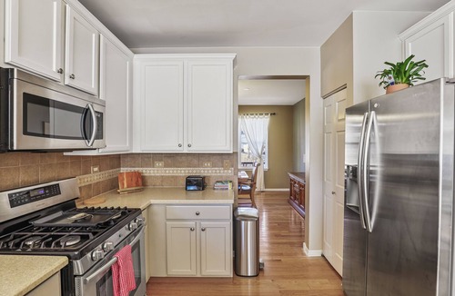 West Chicago House | Cloud 9 : 5 BR + Fully Fenced with kids toys!