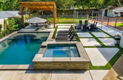 Fredericksburg House | Cloud 9 Pool Hot tub Fire pit Sleeps 18