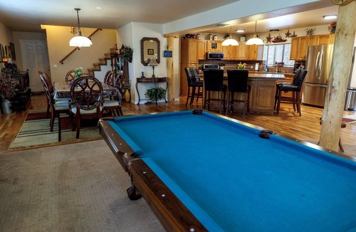 Cloudcroft Ski Chalet | Cloudcroft 5BR Views Game Room