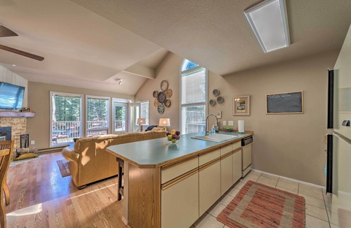 Cloudcroft Apartment | Cloudcroft Townhome w/Deck - 1 Mi to Burro Ave!