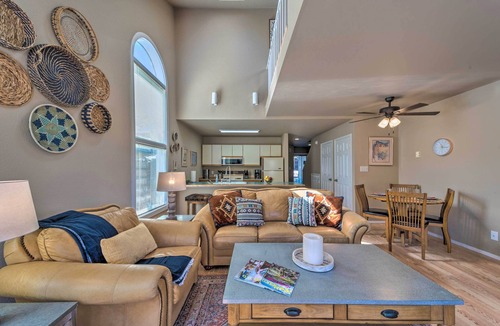 Cloudcroft Apartment | Cloudcroft Townhome w/Deck - 1 Mi to Burro Ave!