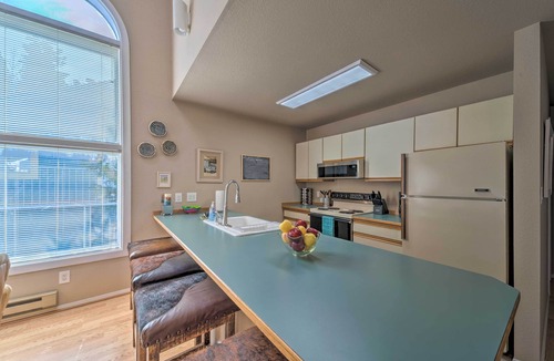 Cloudcroft Apartment | Cloudcroft Townhome w/Deck - 1 Mi to Burro Ave!