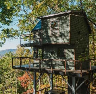 Stanardsville Ski Chalet | CloudPointe Retreat Treehouse