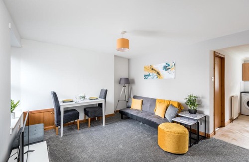 Montrose Apartment | Clova Apartment