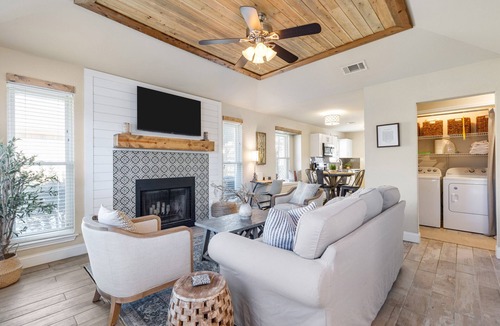 Euless House | Clover Cottage- Charming Mediterranean Cottage in the heart of DFW