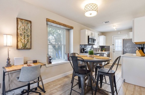 Euless House | Clover Cottage- Charming Mediterranean Cottage in the heart of DFW