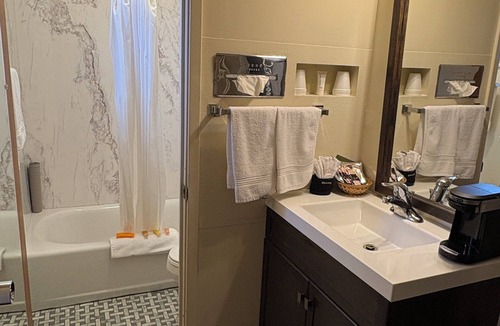 Montpelier Hotel | Clover Creek Inn