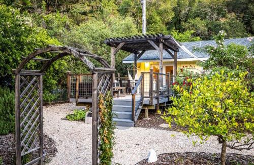 Cloverdale House | Cloverdale Creekside Retreat