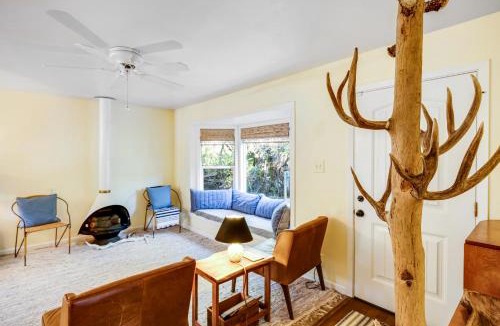 Cloverdale House | Cloverdale Creekside Retreat