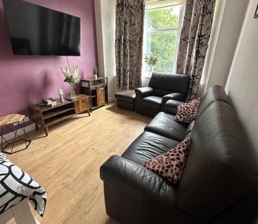 Dalmuir Apartment | Clydebank Cozy 3bdr flat near Glasgow